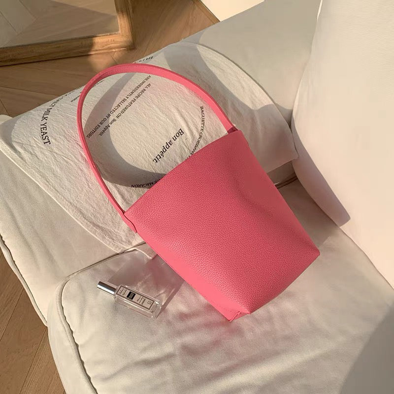 ANNA AMMONS Minimalist Leather Bucket Bag - Chic Vibrant Shoulder Bag with Inner Pouch