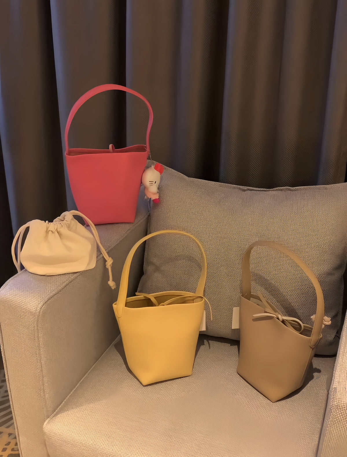 ANNA AMMONS Minimalist Leather Bucket Bag - Chic Vibrant Shoulder Bag with Inner Pouch